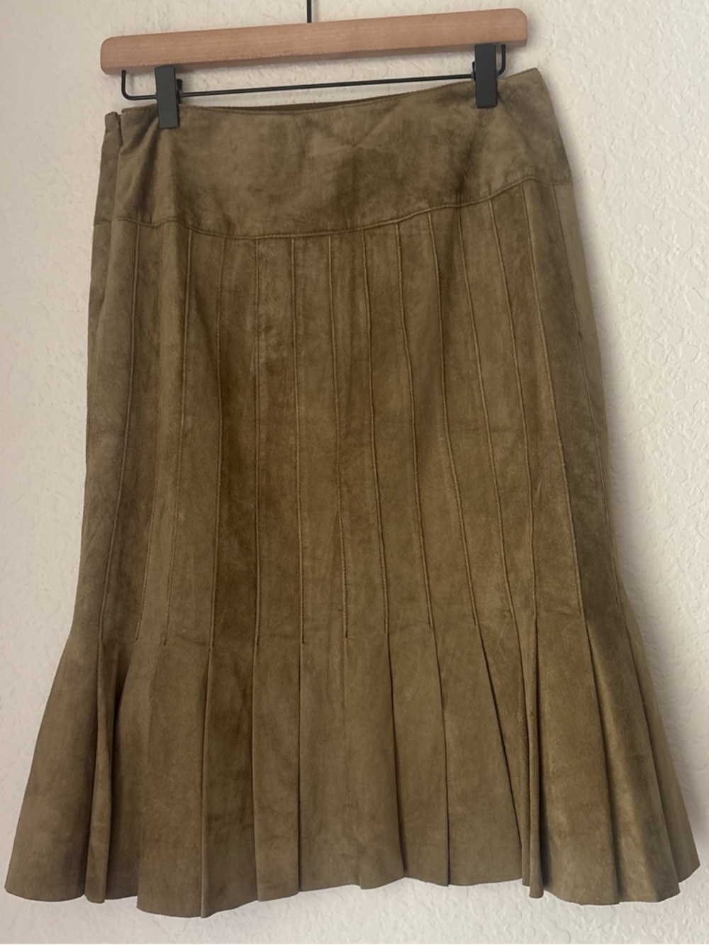 Vintage Olive suede skirt by department store label “worth” size 4 - Picture 4 of 5
